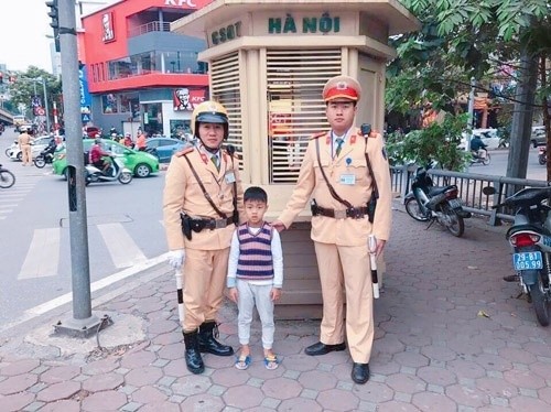 ha noi tim thay gia dinh be trai di lac nho phieu be ngoan 1.jpg