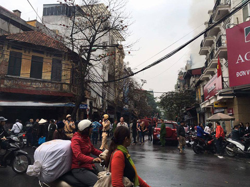 chay-lon-nhieu-can-nha-tren-pho-co-ha-noi-4.jpg