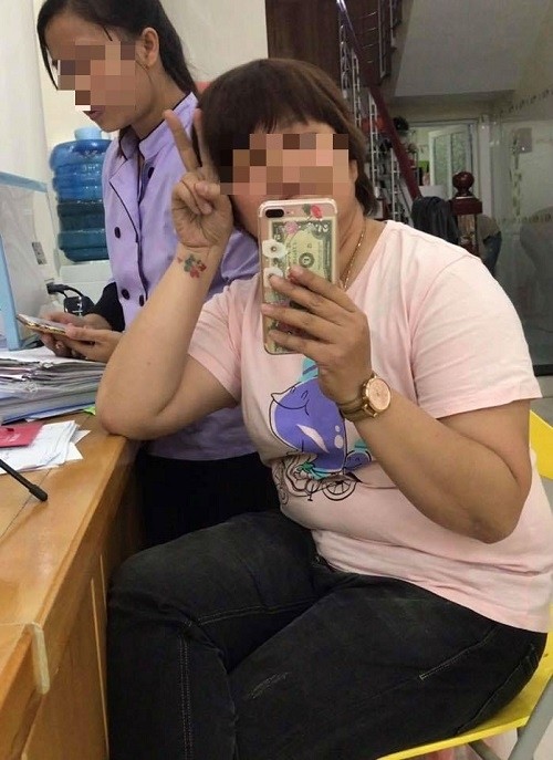 phu huynh to co giao truong mam non chat luong cao doi nuoc len dau tre vi te dam hieu pho.jpg