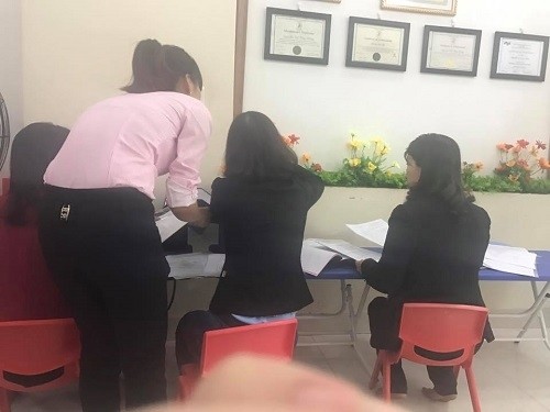 phu huynh to co giao truong mam non chat luong cao doi nuoc len dau tre vi te dam kiem tra.jpg