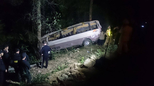 tin moi vu xe khach roi vuc o lao cai 23 nguoi thuong vong 6.jpg