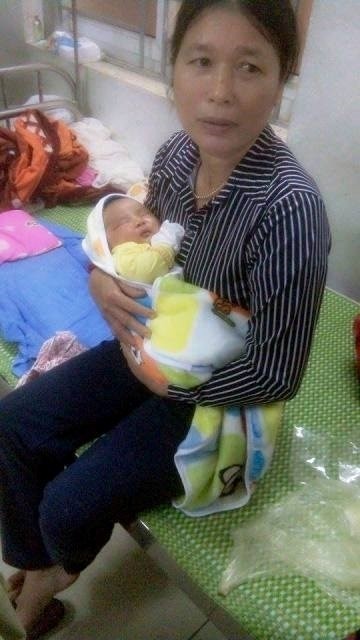 ngo ngang be trai nang 61kg chao doi tai nghe an 5.jpg