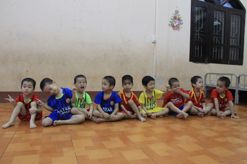 8 be trai bi ban sang trung quoc da co bo me nuoi 2.jpg