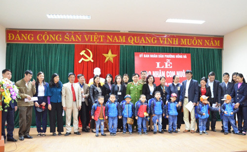 8 be trai bi ban sang trung quoc da co bo me nuoi 3.jpg