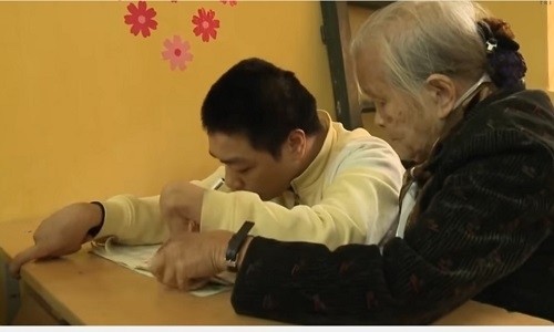 ba giao gia 19 nam gieo con chu mien phi cho tre mac benh dao tu kygiua thu do hpn.jpg