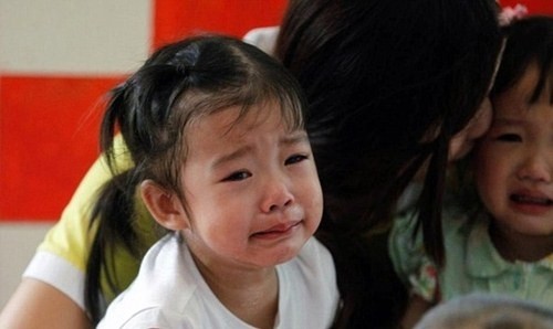 be 4 tuoi o my duc bi co giao nhot phat trong nha ve sinh roi bo quen o truong 21.jpg