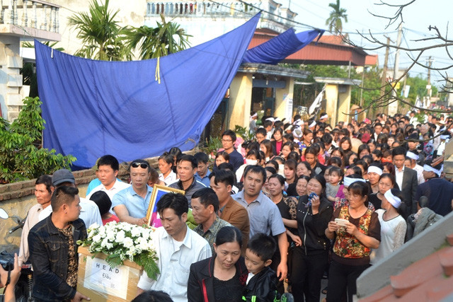 hang tram nguoi khoc ngat khi don thi the be nhat linh tai que noi hung yen 2.jpg