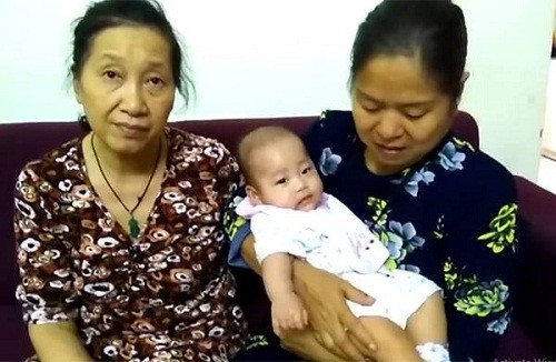 be gai 6 thang tuoi bi bo roi tai tang 9 chung cu giua long ha noi nguoi dan.jpg