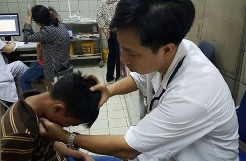 hay dem nhip tho cua con de nhan dang benh viem phoi khi con bi om bs nhi.jpg