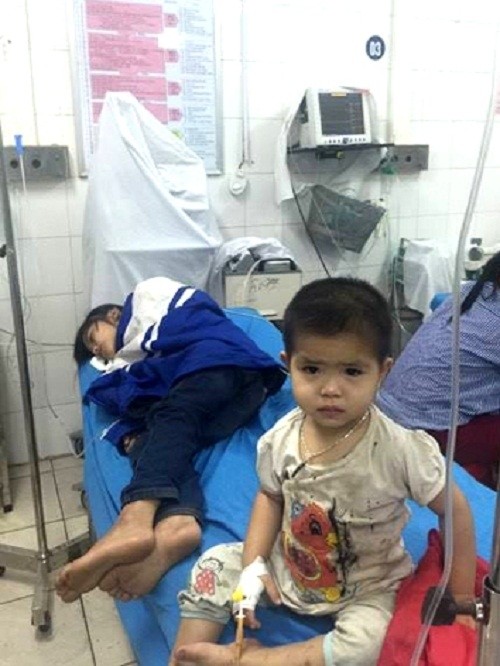 hai qua la chia nhau an 5 tre nhap vien cap cuu benh vien1.jpg