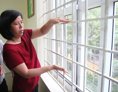 be gai 3 tuoi nga tu tang 2 truong mam non xuong dat loi thuoc ve cac co giao chau be3