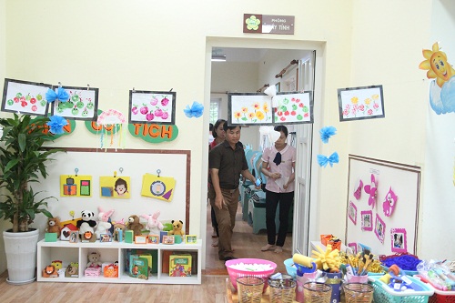 be gai 3 tuoi nga tu tang 2 truong mam non xuong dat loi thuoc ve cac co giao chau be4