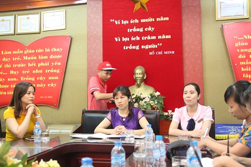 be gai 3 tuoi nga tu tang 2 truong mam non xuong dat loi thuoc ve cac co giao chau be 5