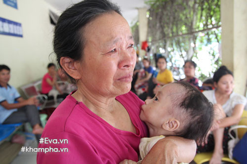 xot-xa-em-be-sinh-ra-nang-4kg-sau-mot-nam-chi-con-34kg-vi-khoi-u-quai-ac-khoi-u8.jpg