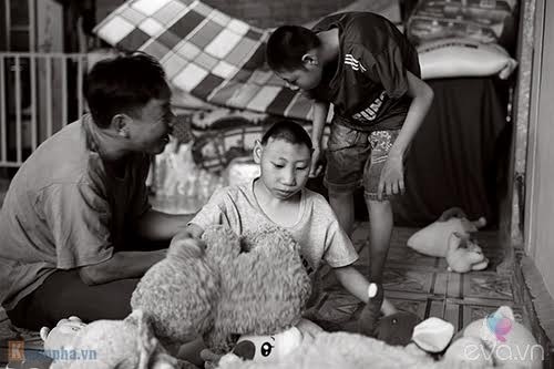vo-cu-cua-ong-bo-nuoi-2-con-trai-bai-nao-bat-ngo-len-tieng-toi-khong-vo-tam-nhu-moi-nguoi-nghi-1.jpg