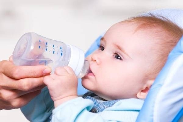 để trẻ uống nước sau khi ăn