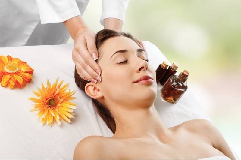 massage with essential oils
