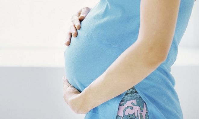 mẹ bầu cảm nhận sự phát triển của thai nhi qua các biểu hiện của cơ thể