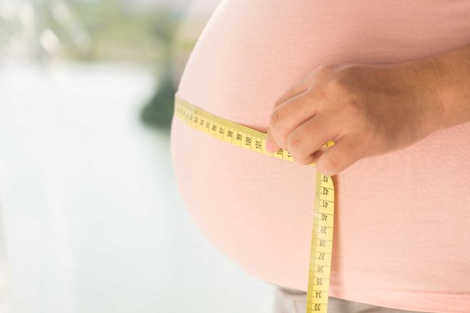 mẹ bầu đo vùng bụng để tính trọng lượng thai nhi