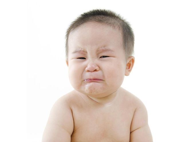 Bé trai mếu khóc