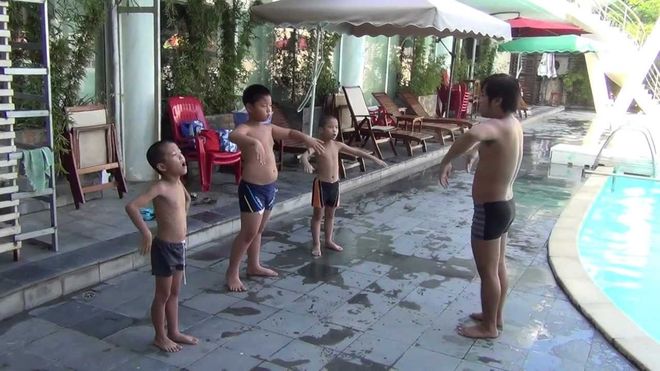 bài tập bơi cạn cho bé