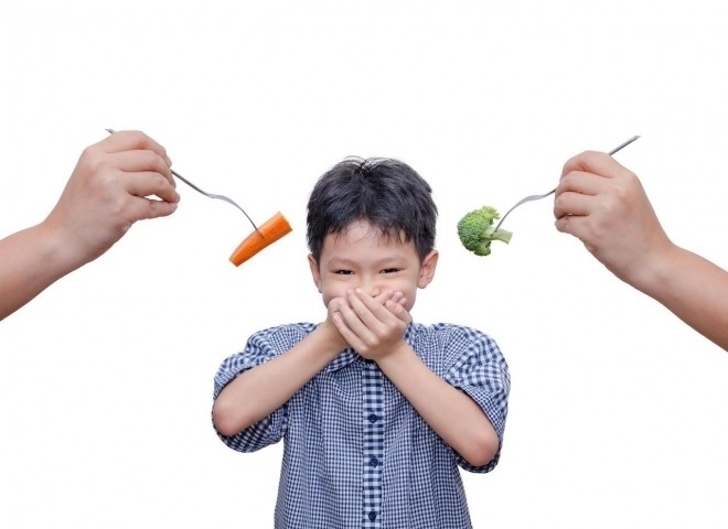 trẻ bị ép ăn