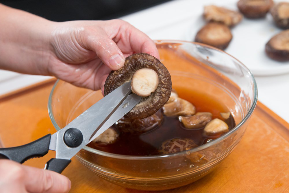 sơ chế nấm trước khi nấu