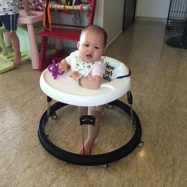 bé ngồi xe tập đi