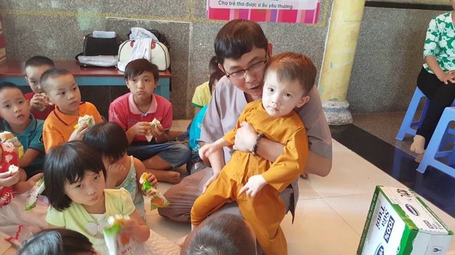 nuoi duong tre mo coi