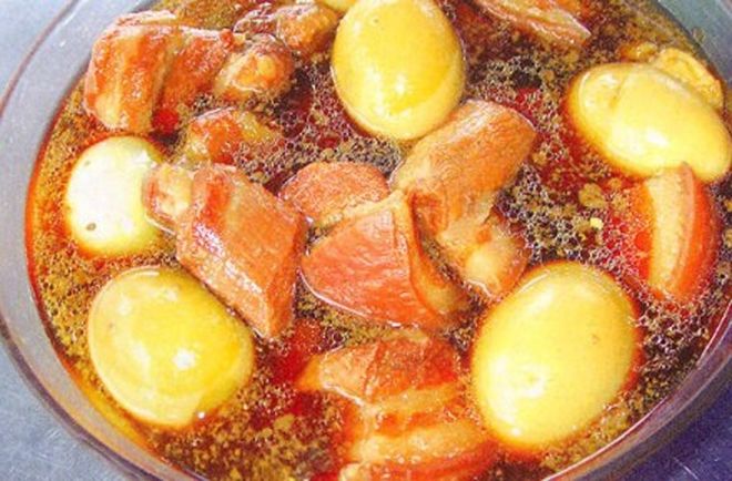 nấu thịt với nước màu và trứng