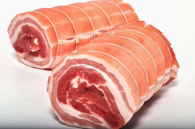 rửa thịt và quấn chặt thịt bằng chỉ
