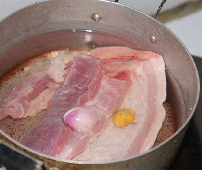 luộc thịt bằng gừng và hành khô