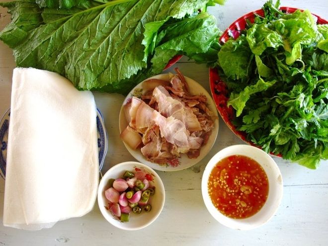 ăn cùng bánh tráng và rau sống