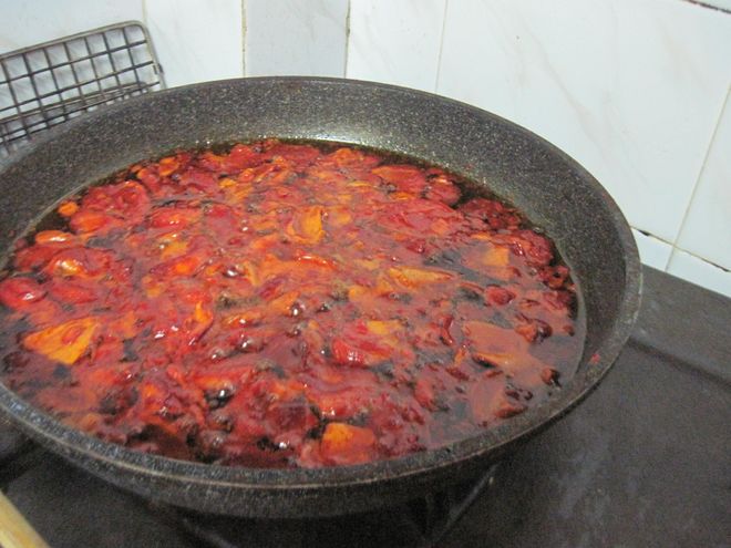 đun gấc trong nồi