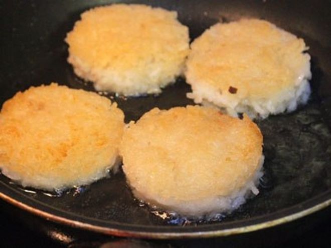 Chiên xôi trong chảo dầu
