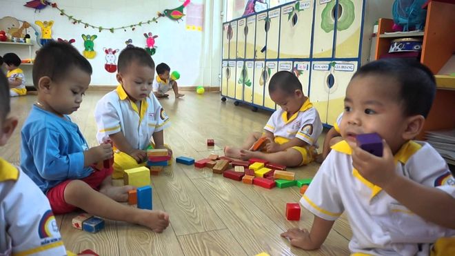bé chơi ở nhà trẻ
