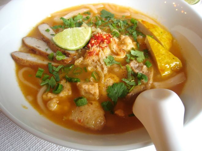 Bánh canh cá lóc nhiều màu sắc