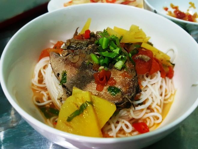 Bún cá ngừ nhiều màu sắc