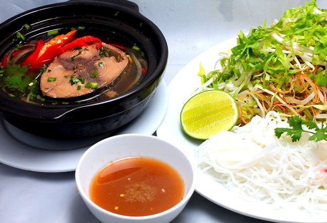 Bún cá ngừ kho cà chua ngon