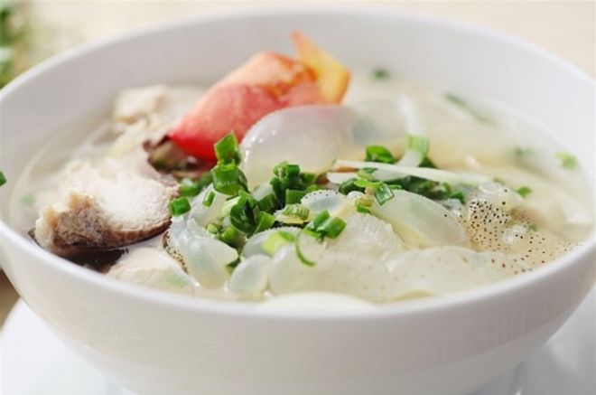 Bún cá ngừ ăn kèm với sứa