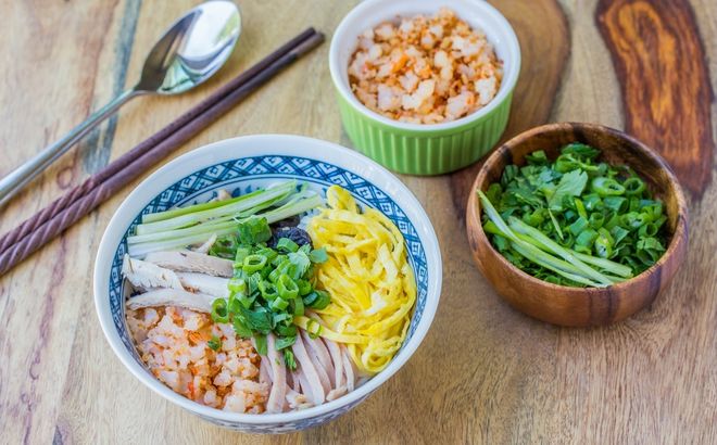 Ăn bún thang với các loại rau ngon miệng