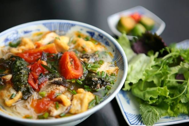 Ăn bún riêu cua với nhiều màu sắc bắt mắt