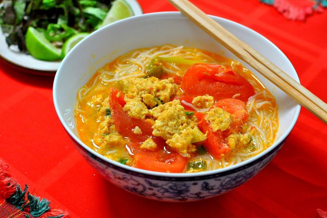Tạo màu cho bún riêu cua