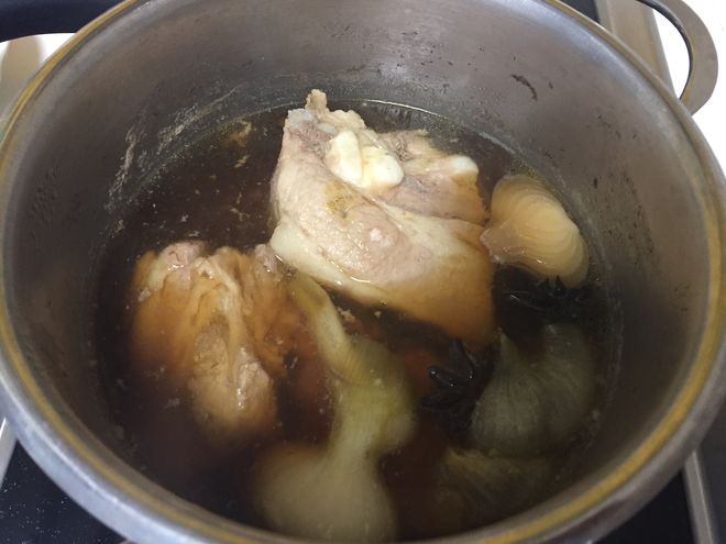 luộc thịt bê trên bếp