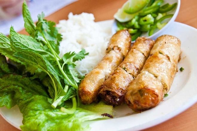 Bún nem ăn ngon hơn với rau sống