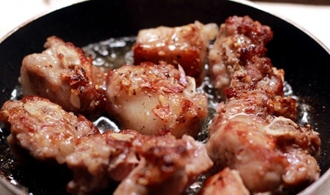 sườn non rán đều các mặt