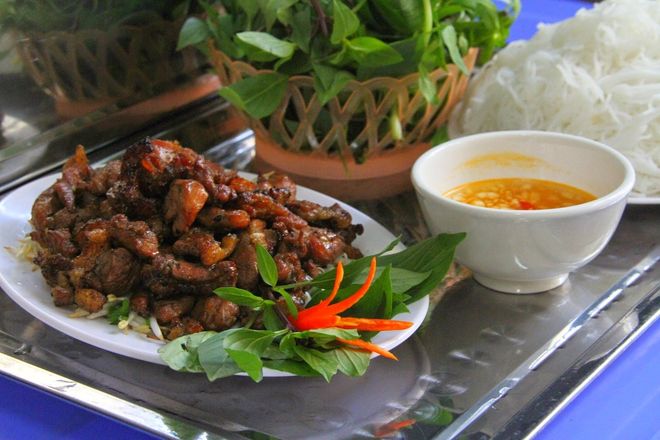 Bún chả đẹp mắt với thịt chiên vàng giòn