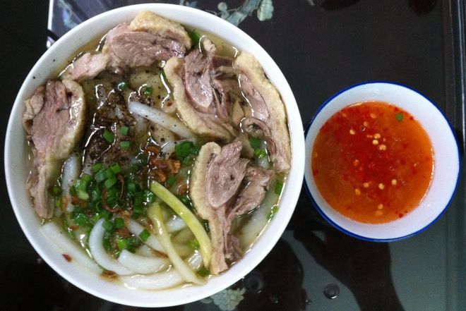 Múc bánh canh gà ra tô