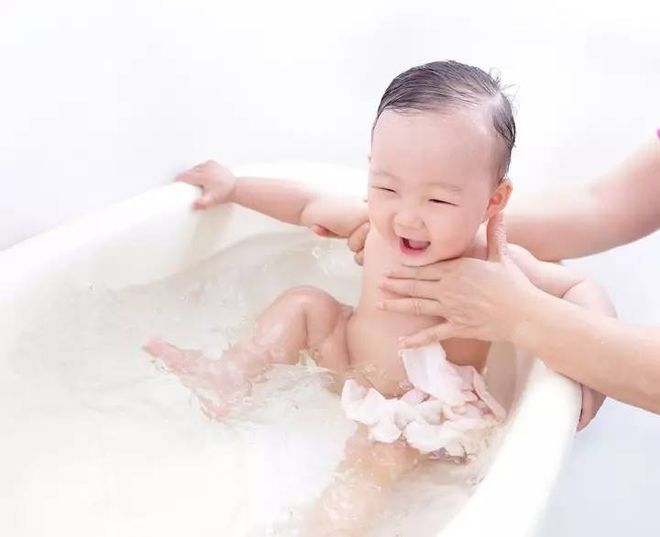 tắm cho bé bị thủy đậu
