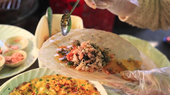 Cho phần nhân vào bánh tráng